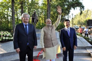 Modi-Gandhi-Statue