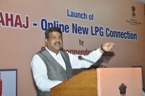 Dharmendra-Pradhan-Cooking-Gas-Cylinders
