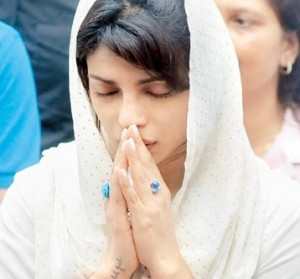 Priyanka prays