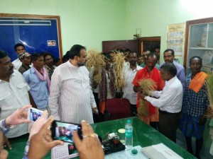 Farmer encirclement DDA office demanding drought package  (2)