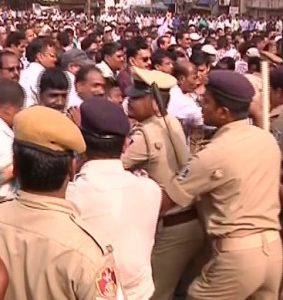 Police-teacher-lathicharge