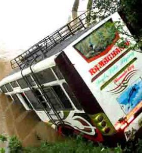 Bus-falls-into-mahanadi-nayagarh-1