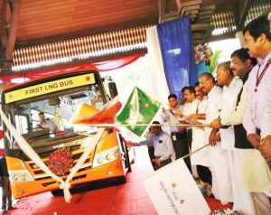 dharmendra-pradhan-lng-fuelled-bus1